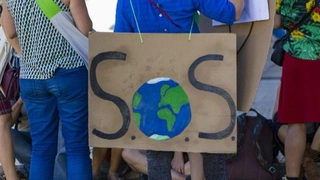 Der Anglizismus Fridays for Future (Platz 3), ein Wort im weiteren Sinne, steht wie kein anderer Ausdruck für eine junge Generation, die bereit ist, für ihre Zukunft auf die Straße zu gehen. Die vielerorts freitags zur Schulzeit stattfindenden Demons