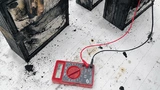 Restenergie von zerstörten Batterien wird gemessen. 