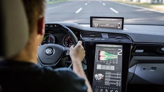 ZF hat einen neuen 2-Gang-Elektroantrieb für Pkw vorgestellt, der eine neu entwickelte elektrische Maschine mit einem Schaltelement und passender Leistungselektronik integriert. Der verbesserte Wirkungsgrad im Vergleich zu bisherigen E-Antrieben sorg