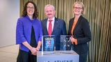 Die hessische Wissenschaftsministerin Angela Dorn, der Präsident der Fraunhofer-Gesellschaft Prof. Reimund Neugebauer und Bundesforschungsministerin Anja Karliczek bei der Eröffnung des nationalen Forschungszentrums für angewandte Cybersicherheit ATH