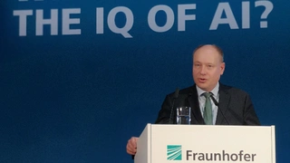 Dr. Frank Wetzel, Leiter der Abteilung Innovation, Industrie, Energie und Transport im Bundeskanzleramt kündigte die Schaffung 100 neuer Professor-Stellen im KI-Bereich an.