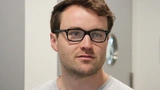 ETH-Doktorand Julian Koch trägt eine Brille, in deren Gläser ein Kurzfilm gespeichert ist.