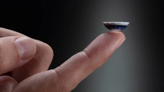 Das US-Startup Mojo Vision hat auf der CES den sehr frühen Prototypen einer smarten Kontaktlinse vorgestellt.