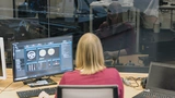 Frau vor PC