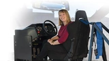 Frau im Simulator