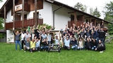Menschen vor Hütte