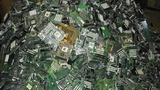 Blick auf einen Elektronikschrottberg aus Motherboards.