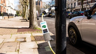 Bild 2. Mit dem Ladesystem von Siemens und Ubitricity lassen sich Elektrofahrzeuge an den umgerüsteten Straßenlaternen der ‚Electric Avenue, W9‘ aufladen.