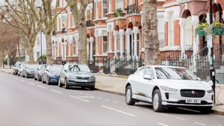 Bild 3. In London hat Siemens die Wohnstraße Sutherland Avenue mit 24 Ladepunkten an Straßenlaternen ausgerüstet.