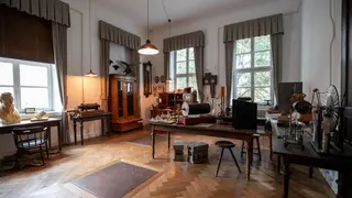 Das Entdeckungslabor mit dem Schreibtisch des Physikers Wilhelm Conrad Röntgen (1845-1923) in der in der Röntgen-Gedächtnisstätte. Was der Physiker vor 125 Jahren entdeckt, revolutioniert die moderne Medizin. Heute reicht diese Wirkung bis ins All.