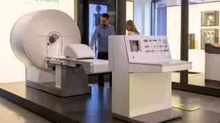 Computertomograph von 1975: Aus der medizinischen Diagnostik sind Röntgenstrahlen nicht mehr wegzudenken. Doch sie revolutionierten auch viele andere Bereiche der Forschung.