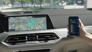 Auf dem Control Display in der Mitte des Armaturenbretts ist die eDrive-Zone farblich gekennzeichnet.