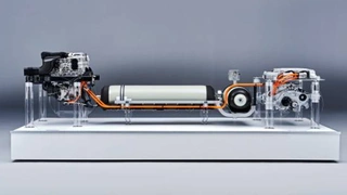 Kompletter Antriebsstrang mit Elektroantrieb (rechts), Wasserstoffdruckspeichern (mitte) und Brennstoffzellenstack (links).