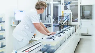 Früher mussten die Klinikmitarbeiter die Proben von Hand sortieren. Heute bleibt mehr Zeit für wertvollere Aufgaben und Patienten.