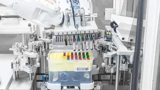 In den Transportboxen sind RFID-Datenlogger integriert, über die sich die Temperaturkonstanz der Proben messen lässt.