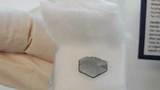 Ein Molybdaen-Ditellurid-Kristall, aus dem hauchdünne Schichten mit zwei Graphenschichten zu einer Heterostruktur kombiniert wurden. 