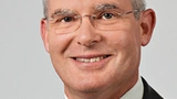 Dr. Klaus Hecker, OE-A Geschäftsführer, zum Einsatz in Kleidungsstücken: »Das bedeutet, dass Materialien wie auch die Substrate und Verkapselungen dehnbar sein müssen. Hier besteht noch erheblicher Entwicklungsbedarf«.