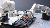 Im Projekt BATTERY 2030+ sollen Roboter rund um die Uhr an neuen Batterien arbeiten und mit KI selbstständig neue Versuche planen und auswerten.