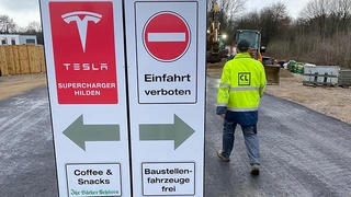 Zwölf Tesla Supercharger auf Paletten sind bereits provisorisch installiert.