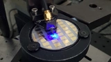 Das Know-how von CEA-Leti im Mikro-LED-Epitaxieprozess ermöglicht die Herstellung von Mikro-LEDs mit einer Größe von nur 10 Mikrometern. Je kleiner die emittierende Fläche der LED ist, desto höher ist die Kommunikationsbandbreite – 1,8 GHz im Single-