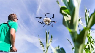 Die Digitalisierung schreitet auch in der Agrartechnik voran. So gibt es mittlerweile Drohnen für unterschiedliche Aufgaben – von der Kartierung bis hin zur Feldspritze.