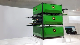 Diese Drohnen von John Deere  sind mit Unkrautscannern und Feldspritzen ausgestattet. Der 10,6-Liter-Tank wird vollautomatisch in einer Feldrandstation befüllt. Dort erfolgt auch die automatische Batterieladung. Die Flugdauer einer Batterieladung lie