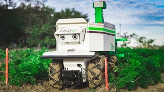 Der autonome Unkrautroboter „Oz“ von Naio hilft beim Jäten und Hacken, um die Rentabilität zu steigern und gleichzeitig die Umwelt zu schonen.