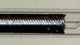 Das 3D-gedruckte Endoskop, bestehend aus einer transparenten Glasfaser, Führungen zur Rotation der Glasfaser (schwarz) sowie einer durchsichtigen Schutzhülle, hat einen Gesamtdurchmesser von weniger als 0,5 mm.