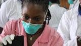 Krankenschwester Winnie Kibirige installiert das Schwerkraftinfusionssysten ECGF-IS für eine Therapie im Rahmen einer klinischen Studie an Erwachsenen am Kiruddu Hospital in Kampala.