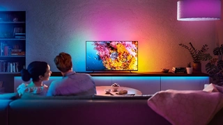 Egal ob Film, Gaming oder Musik – der Philips Hue Play Gradient Lightstrip spiegelt die Bildschirminhalte oder den Sound in unterschiedlichen Farben wider, die dabei auf natürliche Weise ineinander übergehen und einen einzigartigen Effekt an der Wand