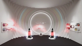 Untermalt wird die Präsentation von dreidimensionalen Klängen, die mittels Meridian Audio-Technologie von LG Soundbars und Lautsprechern erzeugt werden. 