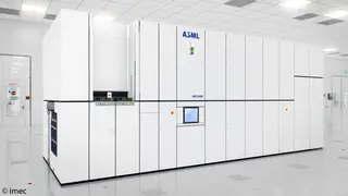Das EUV Lithografiegerät EUV NXE 3400B von außen.