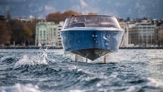 Durch Hydrofoil-Konzept springt die Candela Seven über Wellen.