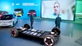Auf der Corona-bedingt virtuellen Entwicklerkonferenz NXP Connects enthüllte NXP-CEO Kurt Sievers (links) im Gespräch mit Gastreferent Dr. Holger Manz, Leiter Energieversorgung und Hochvolt-Systeme bei Volkswagen, dass VW für seine MEB-Plattform auf 