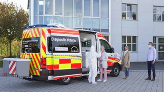 Im 3,5-Tonner befinden sich 16 PCR-Tester im Fahrzeug. Die Abstriche werden vor dem Fahrzeug durchgeführt.