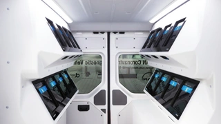 Innenbereich des 3,5-Tonners. Die Vivalytic-Testgeräte sind im Rack-System untergebracht.
