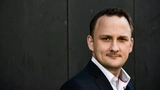 * Stefan Dudas ist Leadership-Experte für Sinngebung. Der Keynote-Speaker, Coach und Autor „VOLL SINN – Nur was Sinn macht, kann uns erfüllen“ legt humorvoll und tiefsinnig das Fundament für neue Denk-Ansätze. Seine Führungsseminare für sinnbasiertes