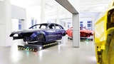 Per Roboter werden die Karosserien zwischen den einzelnen Montageinseln transportiert