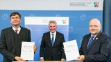 Im Beisein von NRW-Digitalminister Prof. Dr. Andreas Pinkwart (Mitte) haben BSI-Präsident Arne Schönbohm (rechts) und Prof. Dr. Stefan Wrobel, Leiter des Fraunhofer IAIS, eine Kooperationsvereinbarung zur KI-Zertifizierung unterzeichnet.