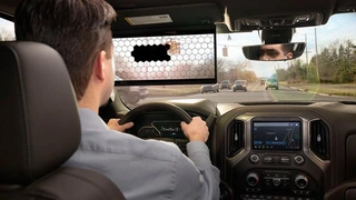 Transparente digitale  Sonnenblende von Bosch macht  Autofahren sicherer: