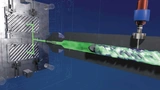 Leichtere, dimensionsstabilere Bauteile: Bei physikalischen Schäumverfahren wie MuCell werden durch das Einbringen von Treibmittel in die Kunststoffschmelze mikrozellulare Strukturen gebildet.