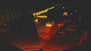 Per LiDAR-Sensor ermittelte Punktewolke, die eine Straßenszene mit Autos im städtischen Umfeld zeigt.