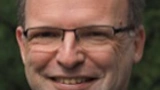 Ein Team um den TUM-Chemiker Prof. Dr. Roland Fischer hat ein neuartiges, leistungsfähiges und dabei nachhaltiges Graphen-Hybridmaterial für Superkondensatoren entwickelt. Es dient als positive Elektrode im Energiespeicher.