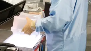 Visuelle Inspektion von verpackten Wafern auf einer Gegenlichtplatte.