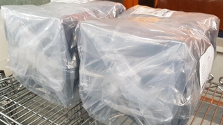 3. Fertig verpackte Transportboxen mit Lieferschein werden nahe am Ausgang des Reinraums für den Abtransport gesammelt.