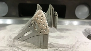 Amorphe Implantate (hier Radiusplatten) aus dem 3D-Drucker passen sich den Bewegungen der Knochen an.