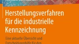 Dr. Helmuth Bischoff, Autor dieses Beitrages, hat 2018 ein Fachbuch zum Thema „Industrielles Kennzeichnen“ als Autor und Redakteur betreut. Auch der Wikipedia-Beitrag zum „Industriellen Kennzeichnen“ kommt aus seiner Feder. 