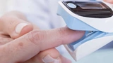 Handelsübliches Pulsoximeter im Einsatz