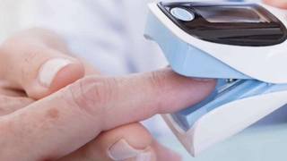 Handelsübliches Pulsoximeter im Einsatz