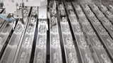 Leere Vials auf dem Produktionsband